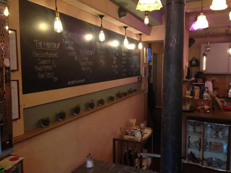 Hoxton cafe, R812 (photo 5)