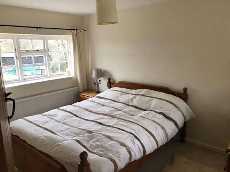 Bedroom at Faringdon farmhouse, B1762 (photo 34)