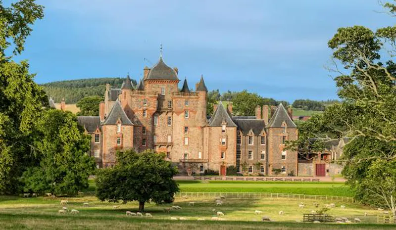 Picturesque castle on Scottish Borders, G296 (photo 2)