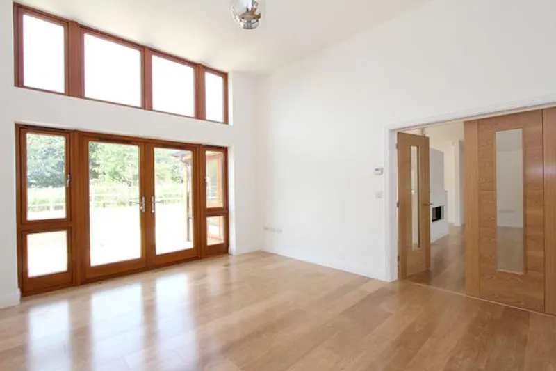 Entrance hall at Film location L666 in Hertfordshire (photo 2)