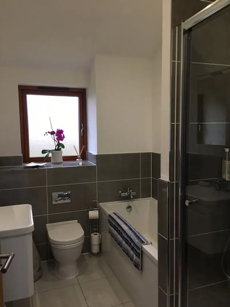Bathroom at Film location L666 in Hertfordshire (photo 11)