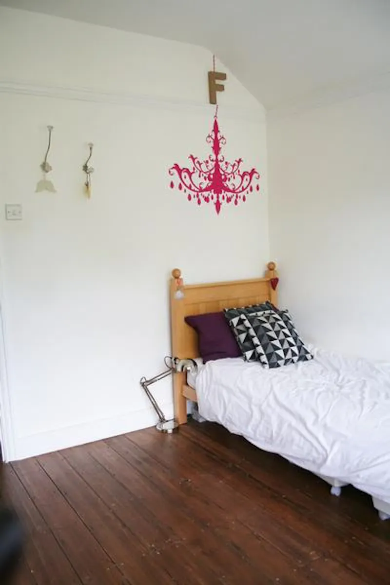 Bedroom at Film location D2299 in Hertfordshire (photo 46)