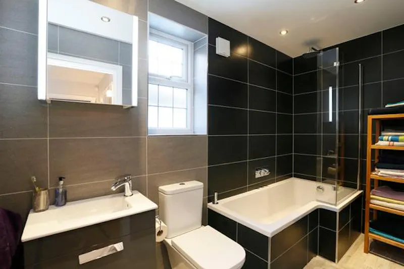 Bathroom at Film location D2300 in London (photo 8)