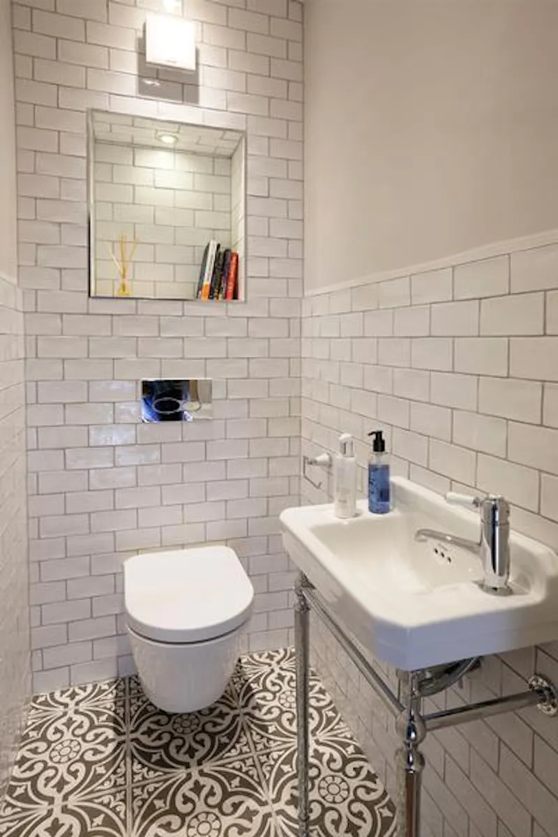 Bathroom at Film location D2300 in London (photo 9)