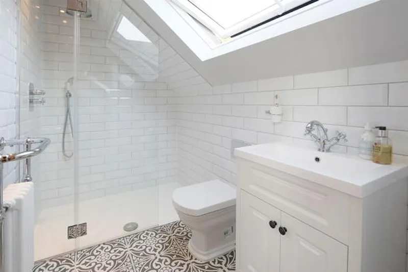 Bathroom at Film location D2300 in London (photo 10)