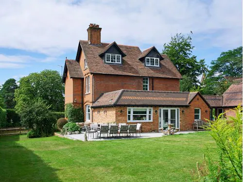 Funky, fun home in Crowthorne, B1764