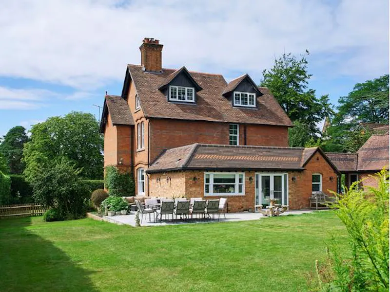 Funky, fun home in Crowthorne, B1764 (photo 1)