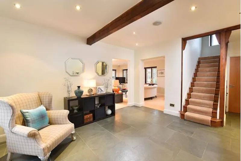 Entrance hall at Film location D2302 in Surrey (photo 2)
