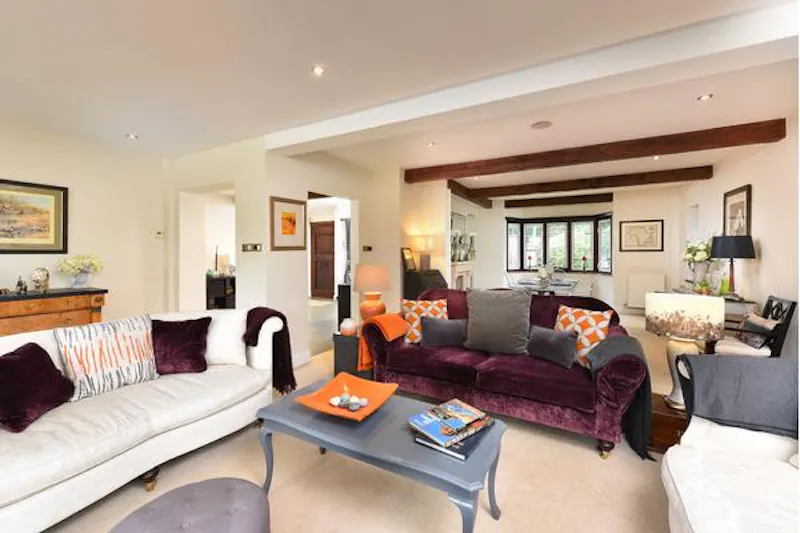 Living Room at Film location D2302 in Surrey (photo 3)