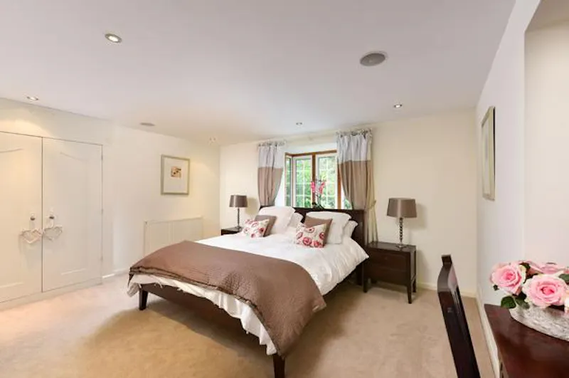 Bedroom at Film location D2302 in Surrey (photo 7)