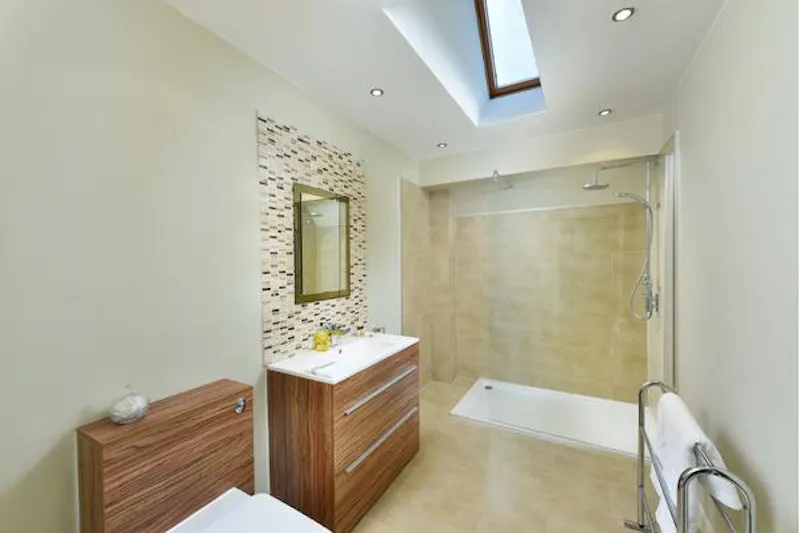 Bathroom at Film location D2302 in Surrey (photo 9)