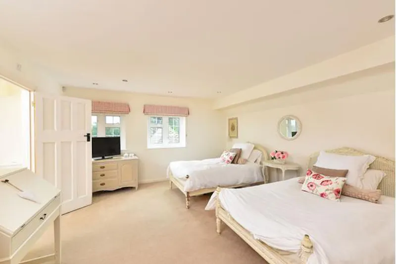 Bedroom at Film location D2302 in Surrey (photo 10)