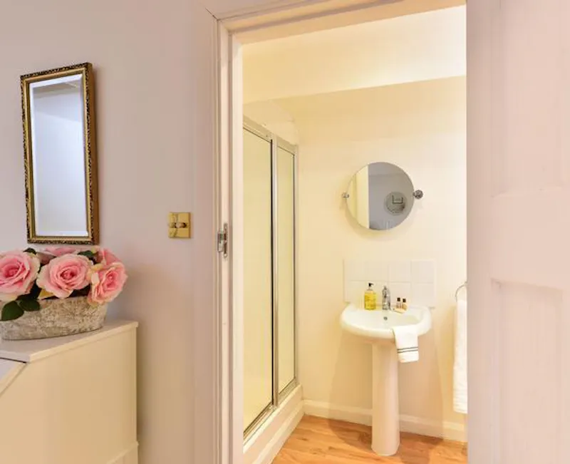 Bathroom at Film location D2302 in Surrey (photo 11)