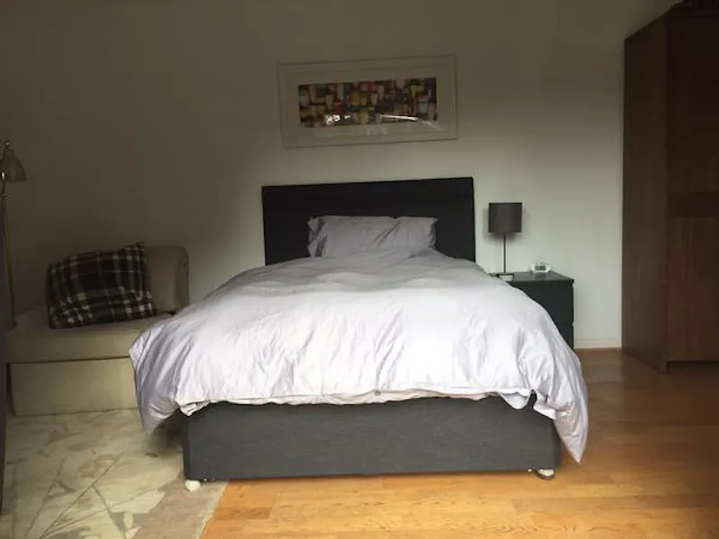 Bedroom at Film location D2302 in Surrey (photo 17)