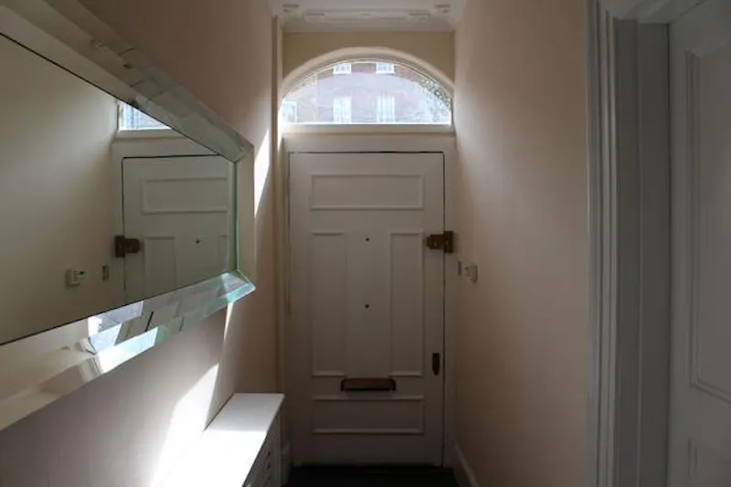 Entrance hall at Classic Chelsea townhouse , A1433 (photo 2)
