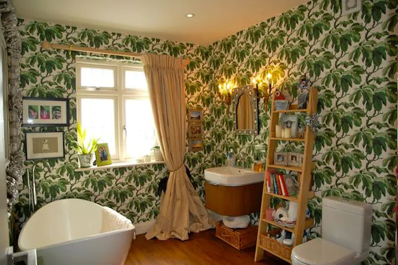 Wallpaper at Film location D2304 in London (photo 19)