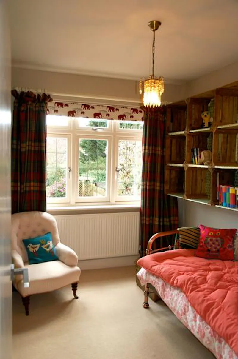 Bedroom - child's at Film location D2304 in London (photo 23)