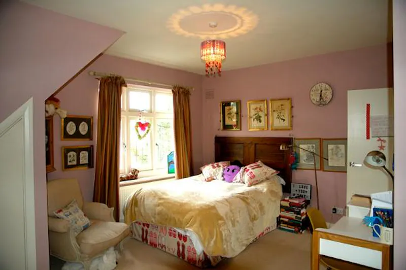 Bedroom at Film location D2304 in London (photo 25)