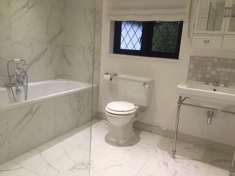 Bathroom at Film location D2306 in Hertfordshire (photo 13)