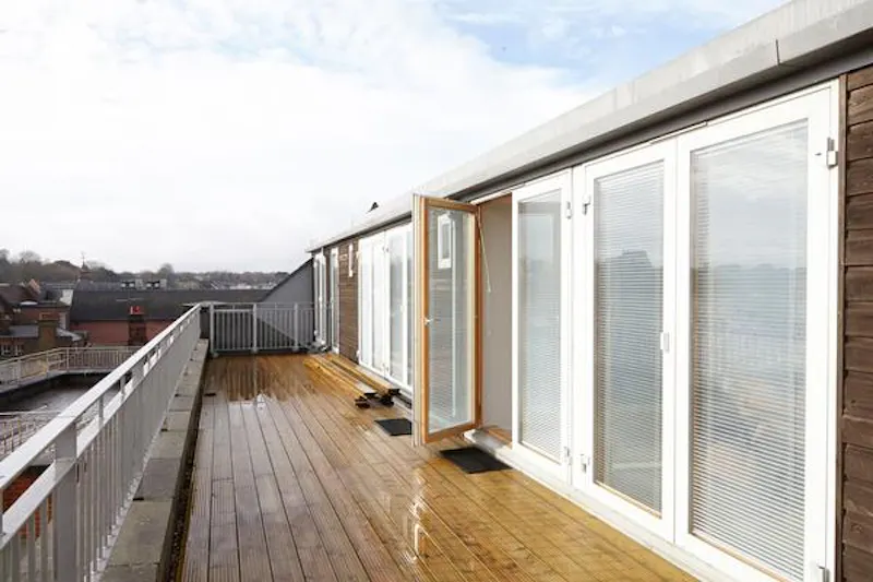 Balcony at Open plan penthouse in Epsom. , F1139 (photo 1)