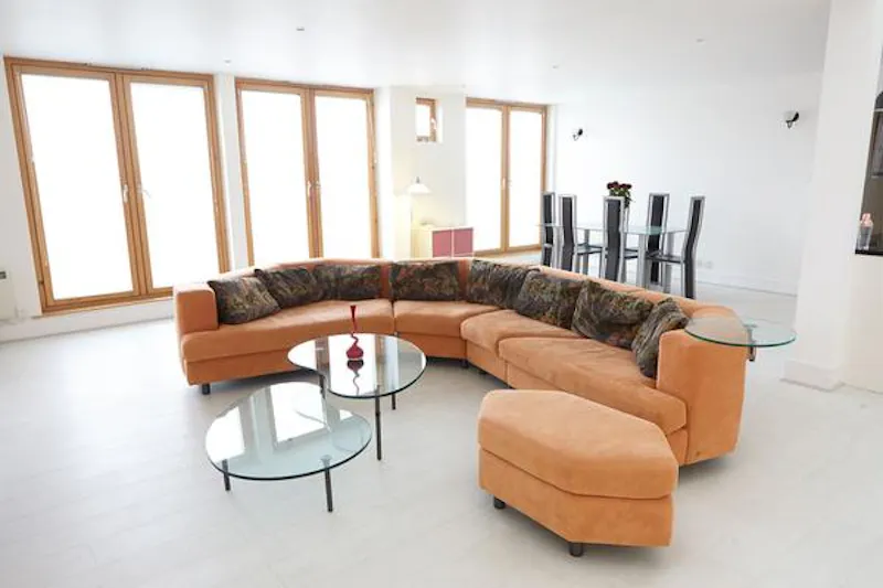Dining room at Open plan penthouse in Epsom. , F1139 (photo 7)