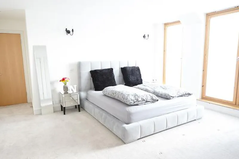 Bedroom at Open plan penthouse in Epsom. , F1139 (photo 8)