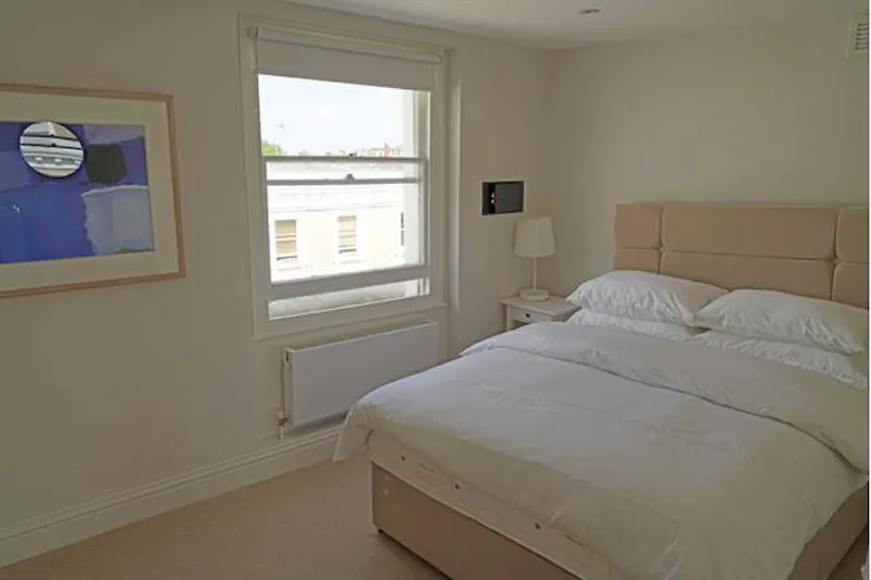 Bedroom at Open plan apartment in Chelsea., F1141 (photo 12)