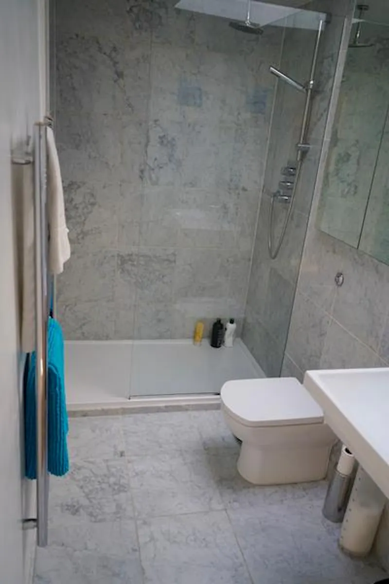 Bathroom at Open plan apartment in Chelsea., F1141 (photo 15)