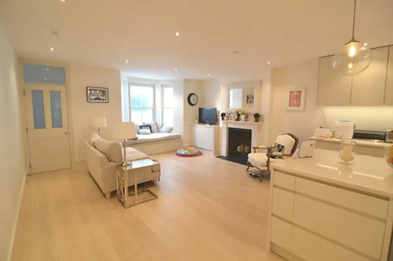 Bright Shepherd's Bush terrace, B1768 (photo 2)