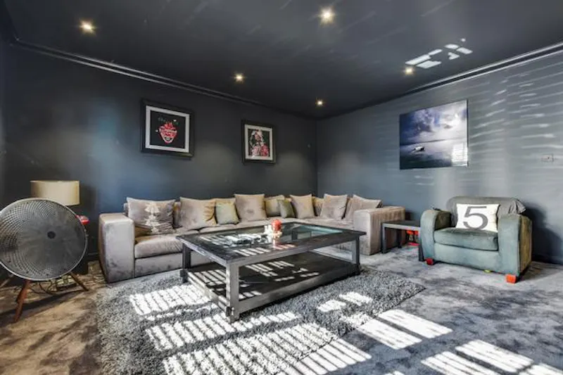 Living Room at Film location D2309 in London (photo 3)