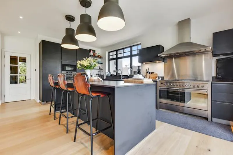 Kitchen island at Film location D2309 in London (photo 10)