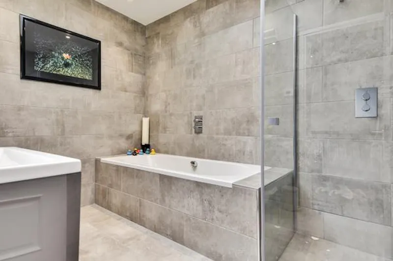 Bathroom at Film location D2309 in London (photo 18)