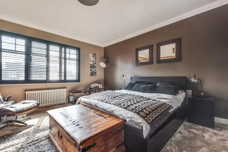 Bedroom at Film location D2309 in London (photo 20)