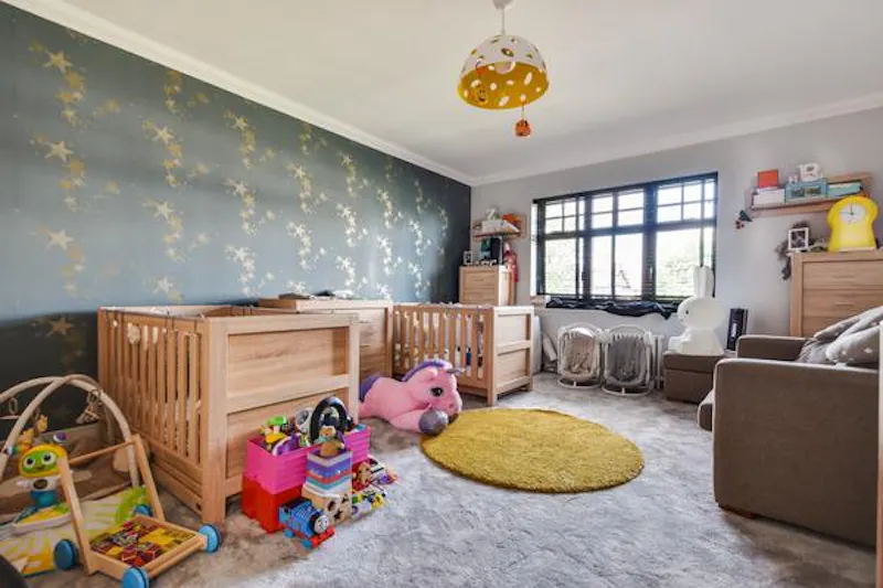 Bedroom - child's at Film location D2309 in London (photo 24)