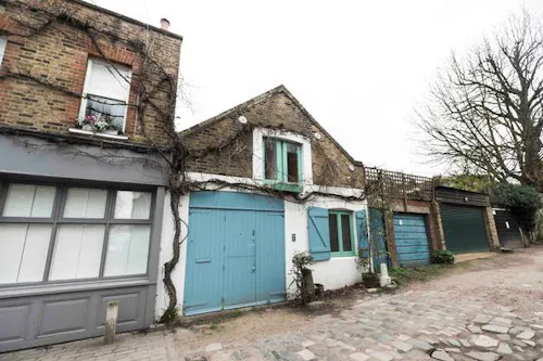 Rustic Camberwell mews, F1145