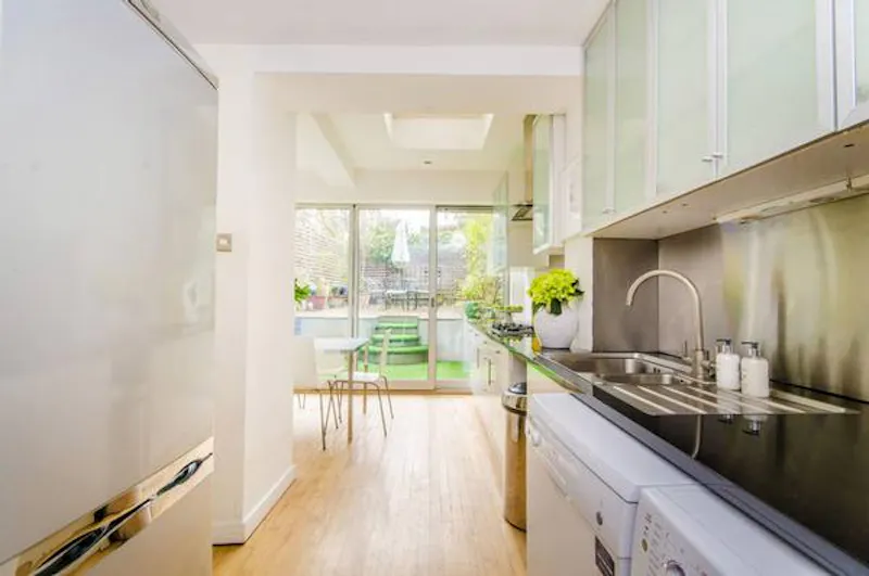Kitchen at Townhouse flat in Angel, F1146 (photo 6)