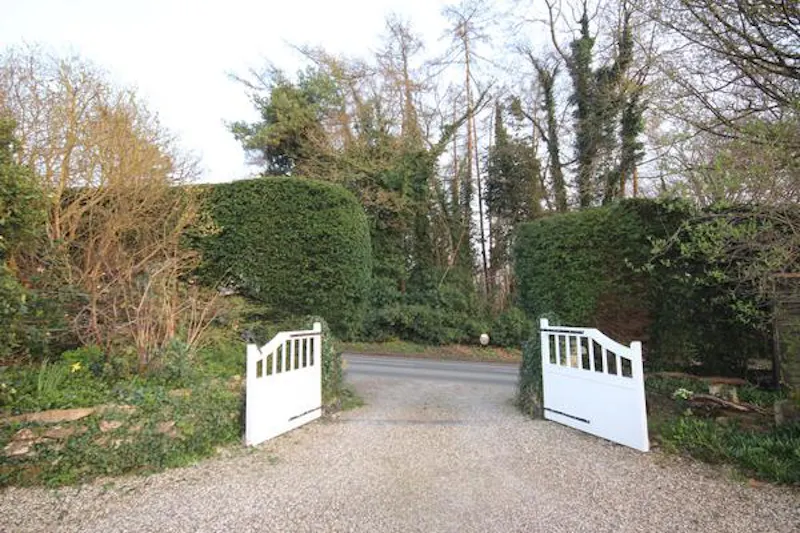 Gate at Stunning stroud house, B1773 (photo 10)