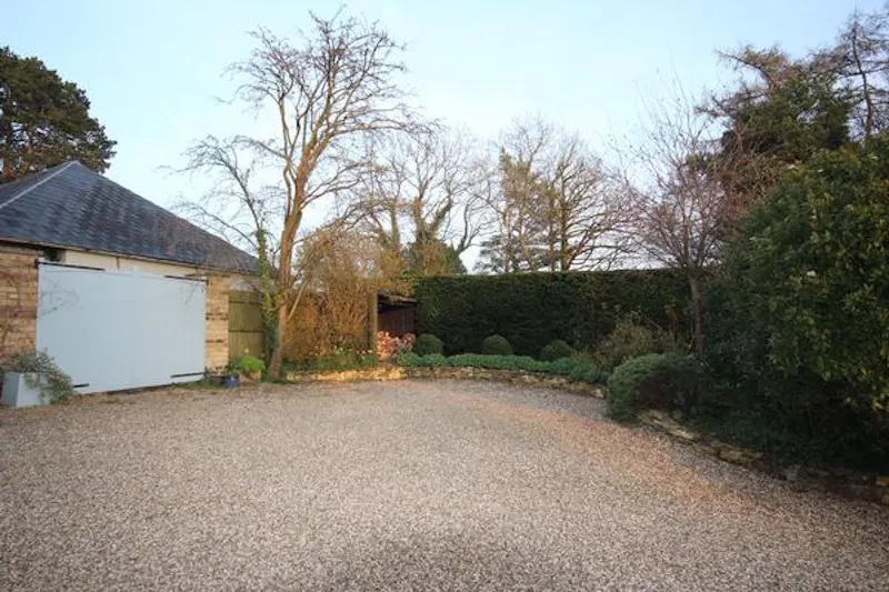 Driveway at Stunning stroud house, B1773 (photo 3)