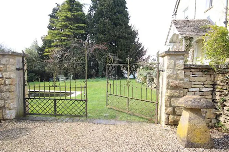 Gate at Stunning stroud house, B1773 (photo 6)