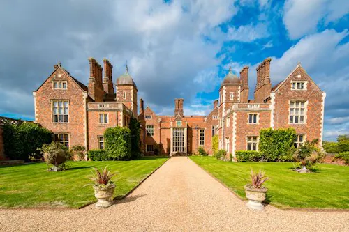 Elizabethan estate in Water End, G303