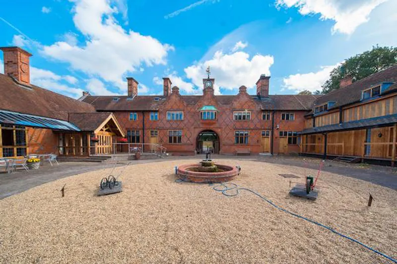 Courtyard at Elizabethan estate in Water End, G303 (photo 3)