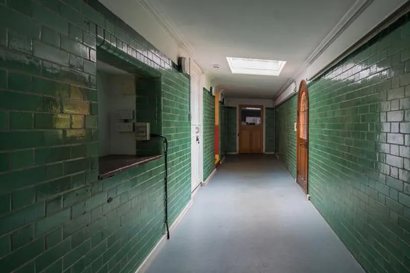 Corridor at Elizabethan estate in Water End, G303 (photo 23)