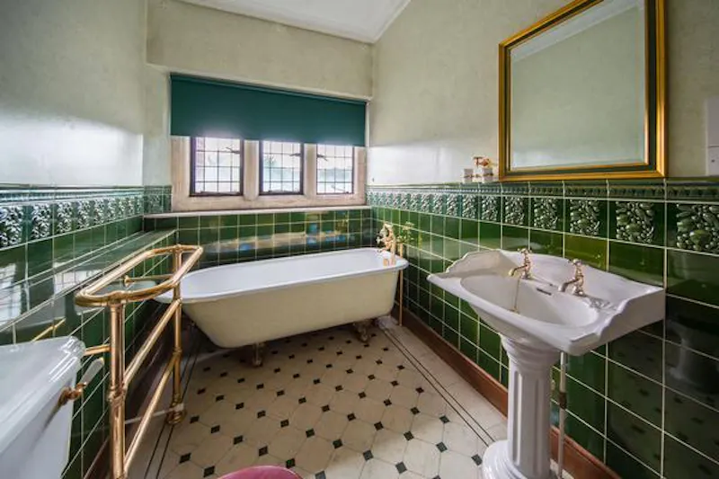 Bathroom at Elizabethan estate in Water End, G303 (photo 28)