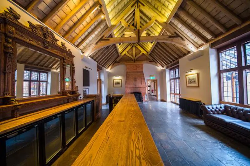 Bar at Elizabethan estate in Water End, G303 (photo 58)