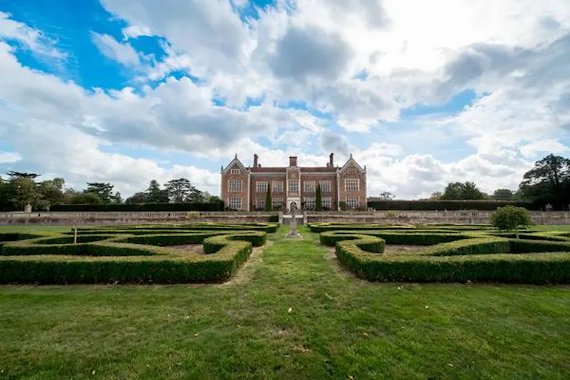 Garden - formal at Elizabethan estate in Water End, G303 (photo 71)