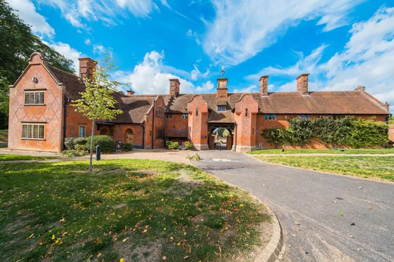 Driveway at Elizabethan estate in Water End, G303 (photo 88)