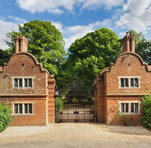 Gothic Cambridge manor house, M307