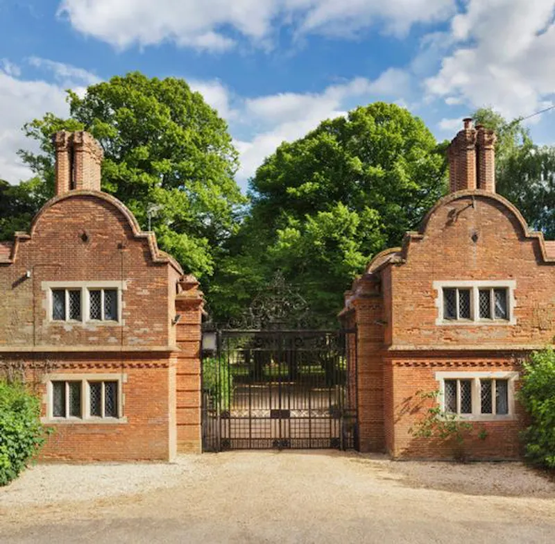 Gate at Gothic Cambridge manor house, M307 (photo 1)