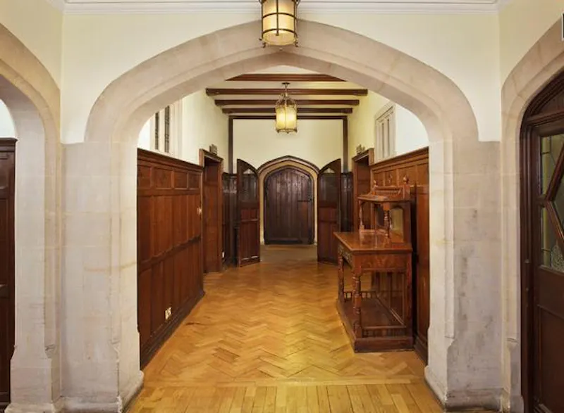 Corridor at Gothic Cambridge manor house, M307 (photo 6)