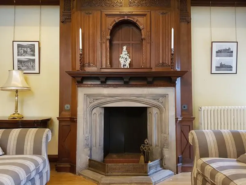 Fireplace at Gothic Cambridge manor house, M307 (photo 11)